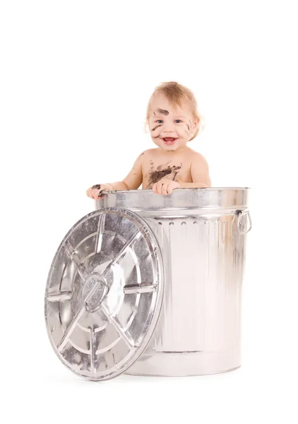 ゴミ箱の中の赤ちゃん — ストック写真