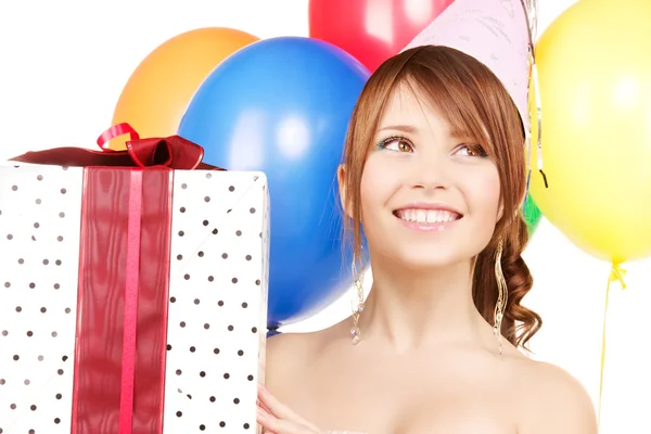 Ragazza del partito con palloncini e confezione regalo — Foto Stock