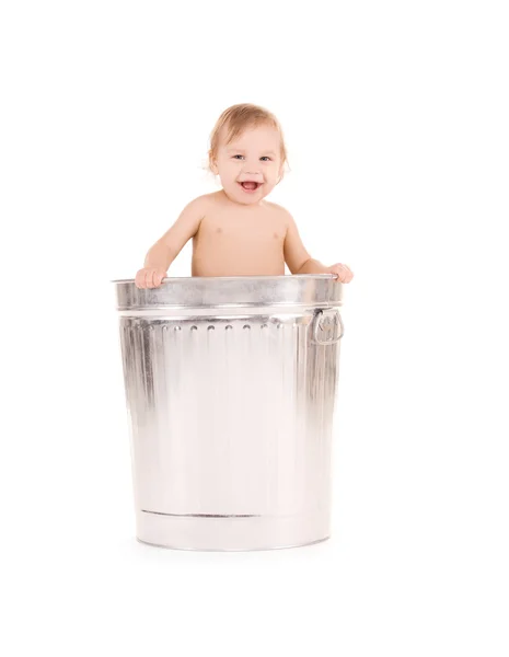 Ребенок в мусорке — стоковое фото