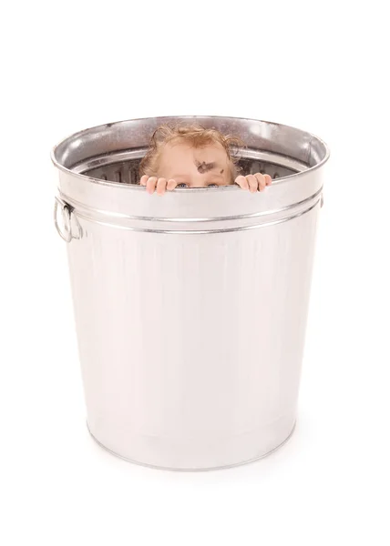 Baby in vuilnisbak — Stockfoto
