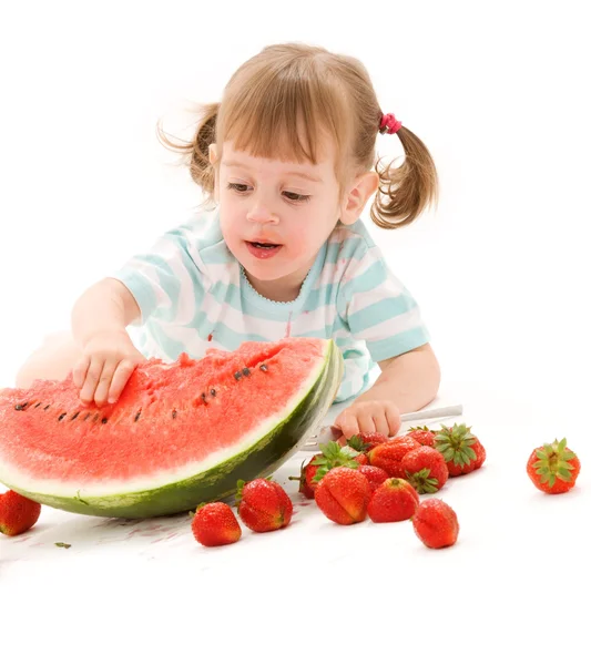 Kleines Mädchen mit Erdbeere und Wassermelone — Stockfoto
