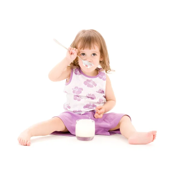 Petite fille avec du yaourt — Photo