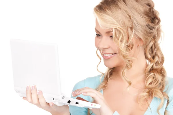 便携式计算机的幸福女人 免版税图库照片