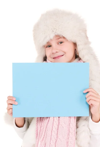 Dívka v zimě klobouku s prázdné desky — Stock fotografie