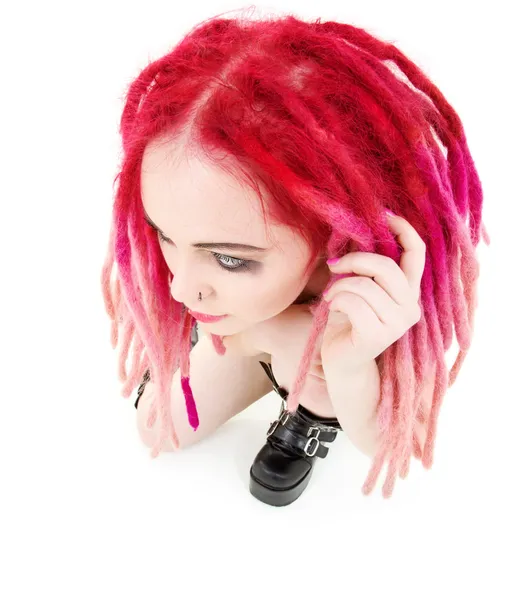 Růžové vlasy dívka ve vysokých botách — Stock fotografie