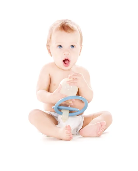 Babyjongen met grote fopspeen — Stockfoto