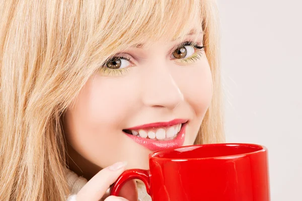 Feliz chica adolescente con taza roja —  Fotos de Stock