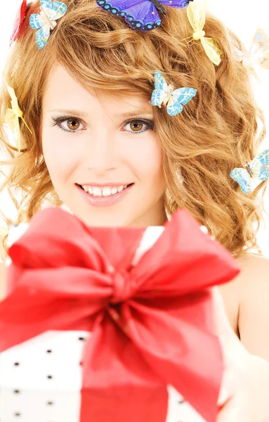 Schmetterling Mädchen mit Geschenk — Stockfoto