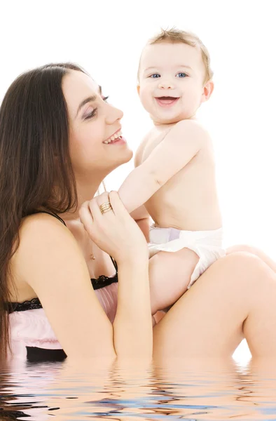 Erkek bebek anne elinde — Stok fotoğraf