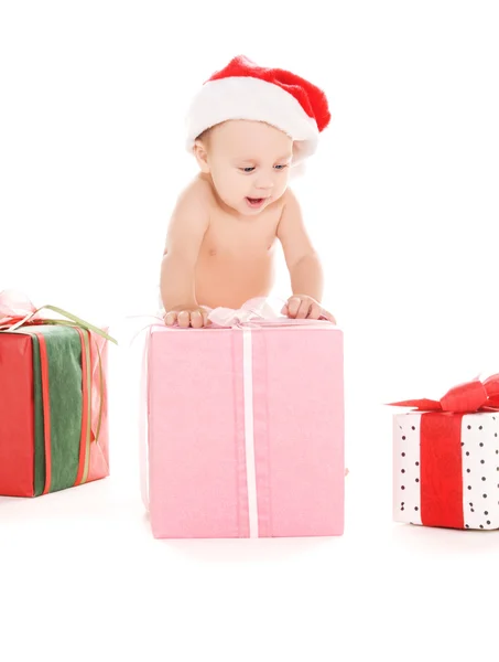 Papai Noel bebê ajudante com presentes de Natal — Fotografia de Stock