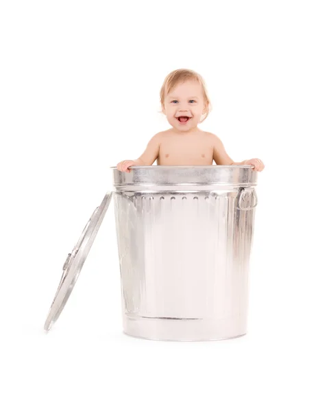 Bebé en cubo de basura —  Fotos de Stock