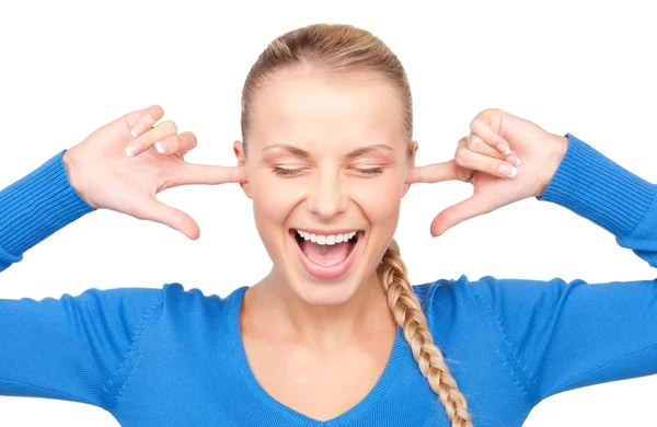 Lächelnde Frau mit Fingern in den Ohren — Stockfoto