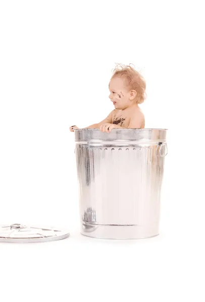 Bebê na lata de lixo — Fotografia de Stock