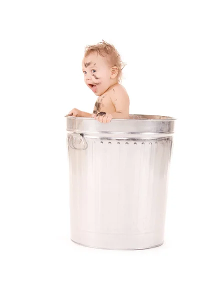 Bambino nel bidone della spazzatura — Foto Stock