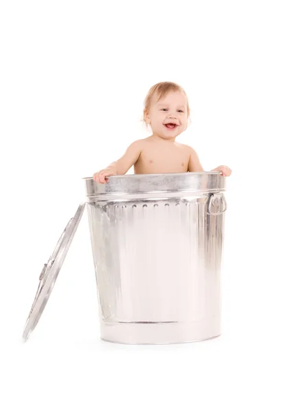 Dítě v popelnici — Stock fotografie
