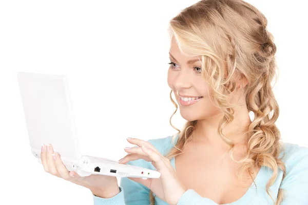 Šťastná žena s přenosným počítačem — Stock fotografie
