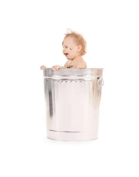 Дитина в сміттєвій банці — стокове фото