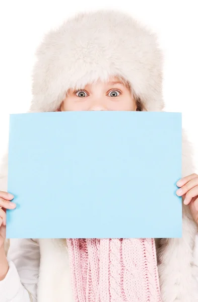 空白のボードとの冬の帽子の少女 — ストック写真