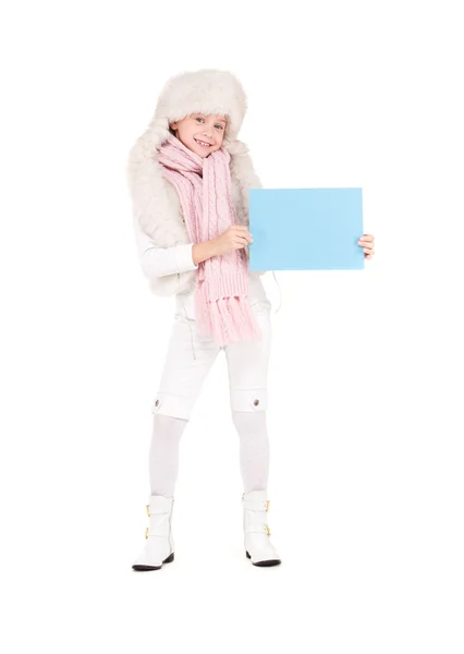 Fille en chapeau d'hiver avec tableau blanc — Photo