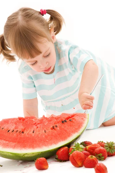草莓和西瓜的小女孩 — 图库照片