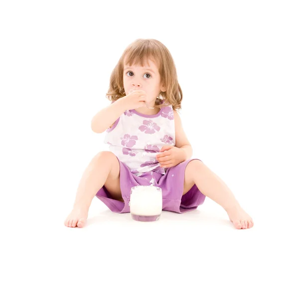 Menina com iogurte — Fotografia de Stock