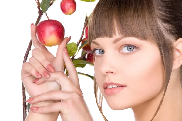 リンゴの小枝を持つ素敵な女性 — ストック写真