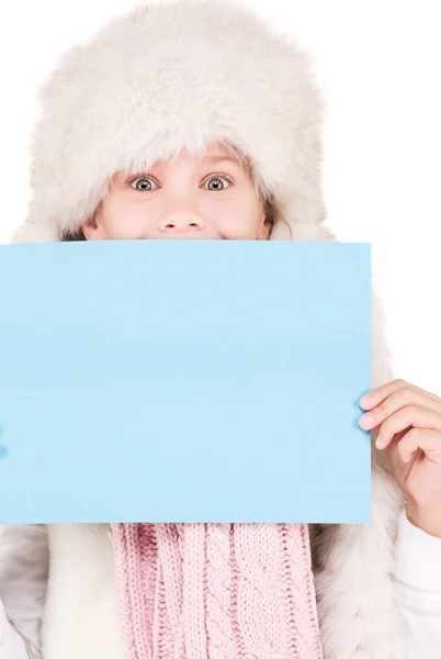 Gadis dengan topi musim dingin dengan papan kosong — Stok Foto
