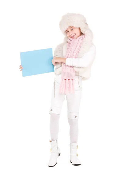 Девушка в зимней шляпе с пустой доской — стоковое фото