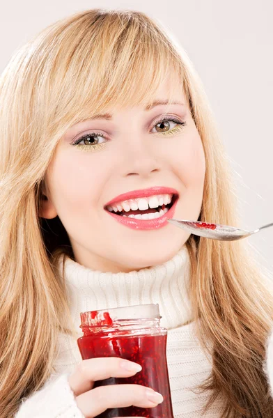 Šťastné dospívající dívka s malinovou marmeládou — Stock fotografie