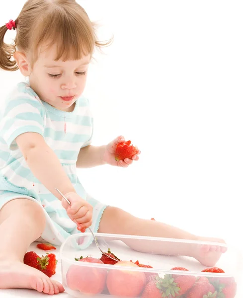 Kleines Mädchen mit Erdbeere — Stockfoto
