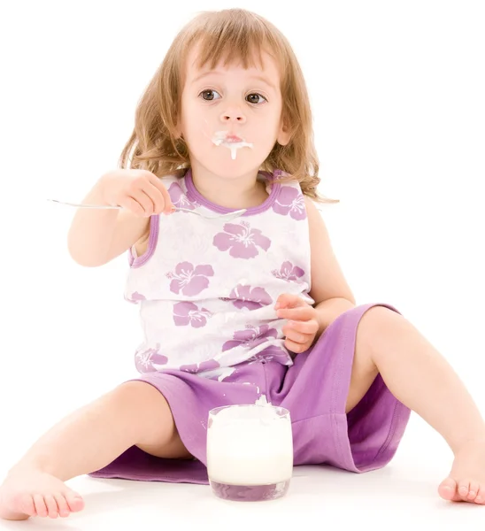 Niña con yogur — Foto de Stock