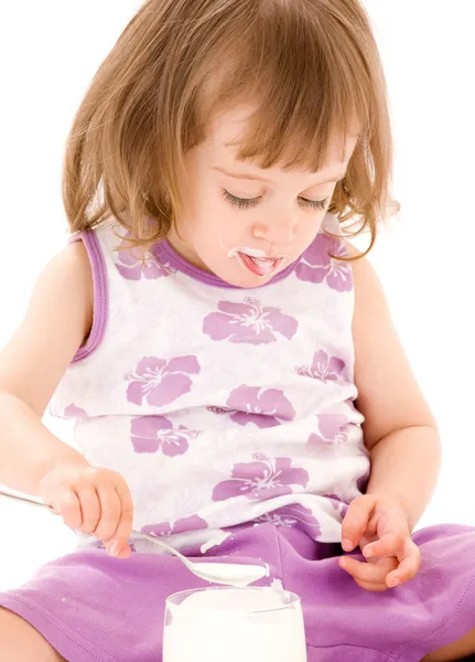 Маленькая девочка с йогуртом — стоковое фото