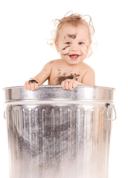 Bambino nel bidone della spazzatura — Foto Stock