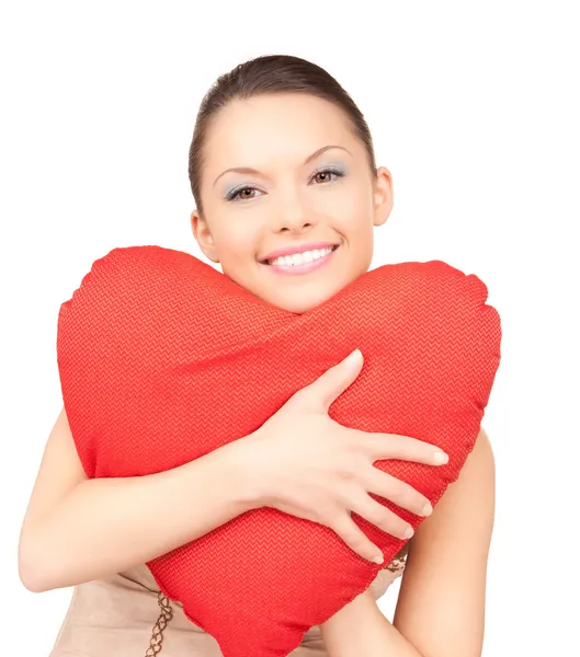 Mujer con almohada roja en forma de corazón sobre blanco — Foto de Stock