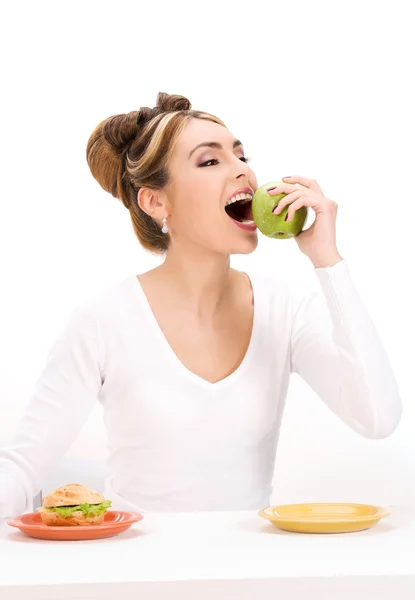 Vrouw met groene apple en sandwich — Stockfoto
