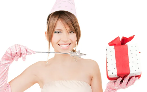 마법 지팡이 및 선물 상자와 십 대 파티 소녀 — 스톡 사진
