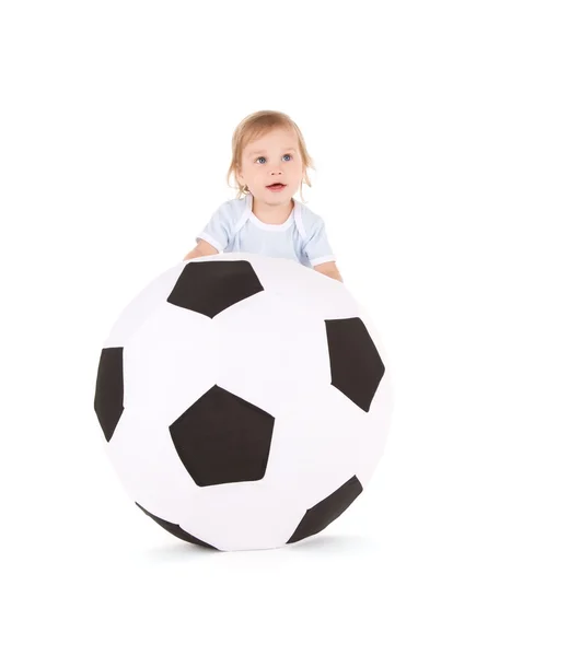 Дитячий хлопчик з футбольним м'ячем — стокове фото