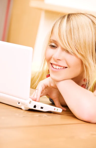 Chica adolescente con ordenador portátil — Foto de Stock