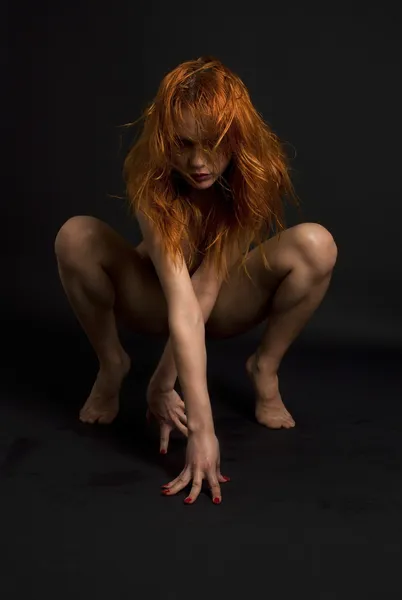 Siyah çıplak Kızıl saçlı kadın — Stok fotoğraf