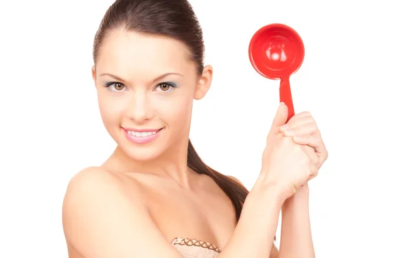 Schöne Hausfrau mit roter Kelle — Stockfoto