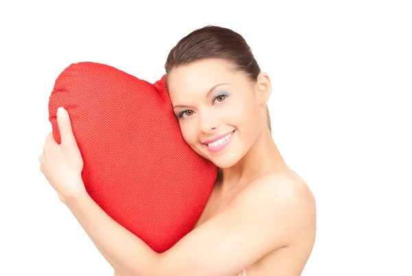 Γυναίκα με το κόκκινο σχήμα καρδιάς μαξιλάρι πάνω από λευκό — Φωτογραφία Αρχείου