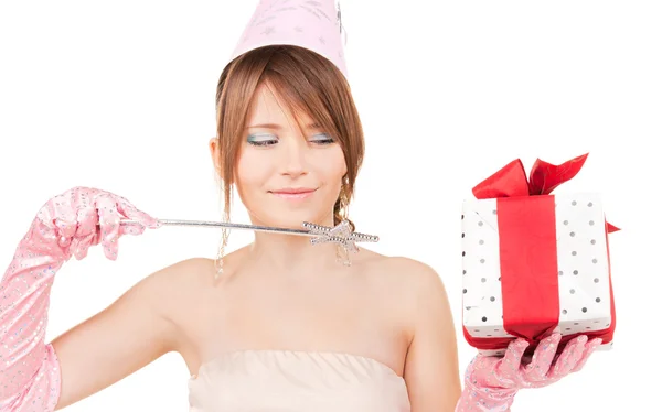 Teenage partij meisje met magische toverstaf en gift box — Stockfoto