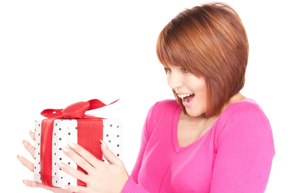 Donna felice con confezione regalo — Foto Stock
