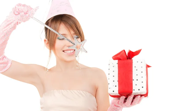 Adolescente fiesta chica con varita mágica y caja de regalo — Foto de Stock