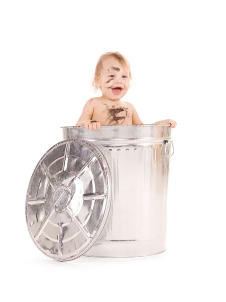 Ребенок в мусорке — стоковое фото