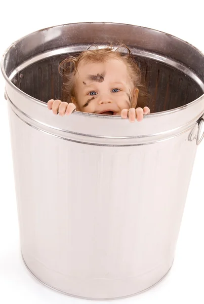 쓰레기통에 아기 — 스톡 사진