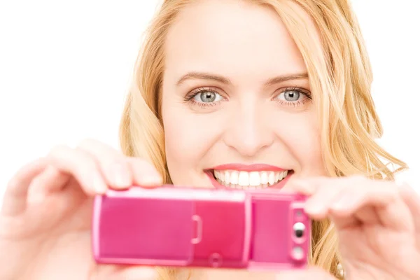 Mulher feliz usando câmera de telefone — Fotografia de Stock