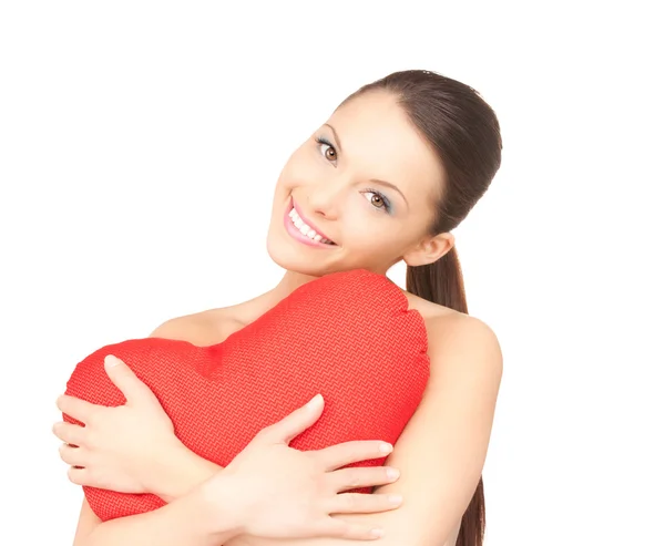 Mujer con almohada roja en forma de corazón sobre blanco —  Fotos de Stock