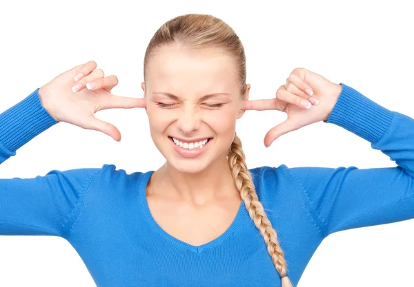 Usmívající se žena s prsty v uších — Stock fotografie