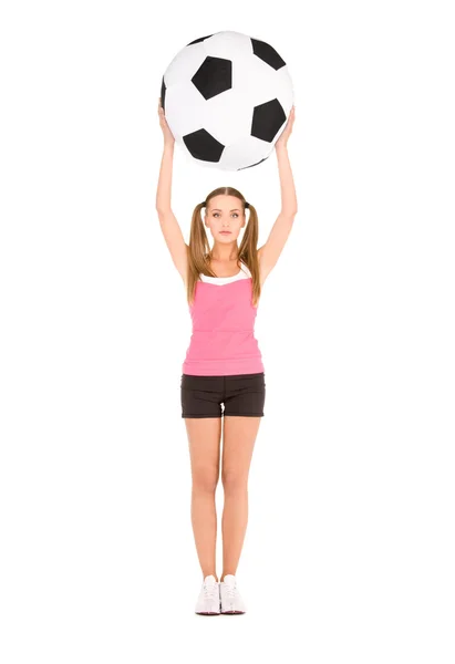 Прекрасна жінка з великим футбольним м'ячем — стокове фото